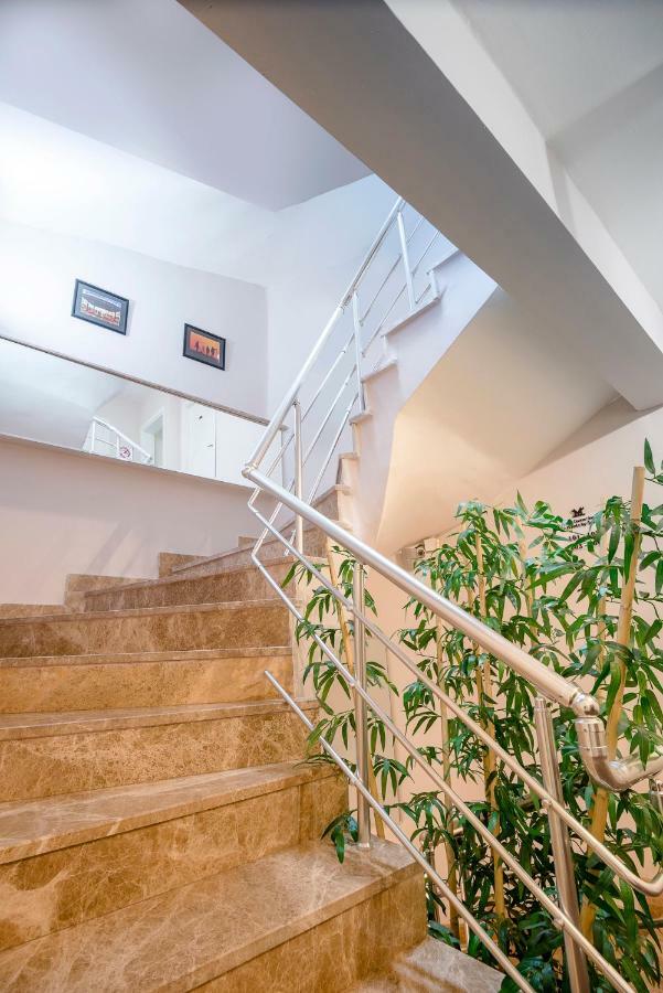 The Corner Inn Hotels By Suit إسكيشير المظهر الخارجي الصورة
