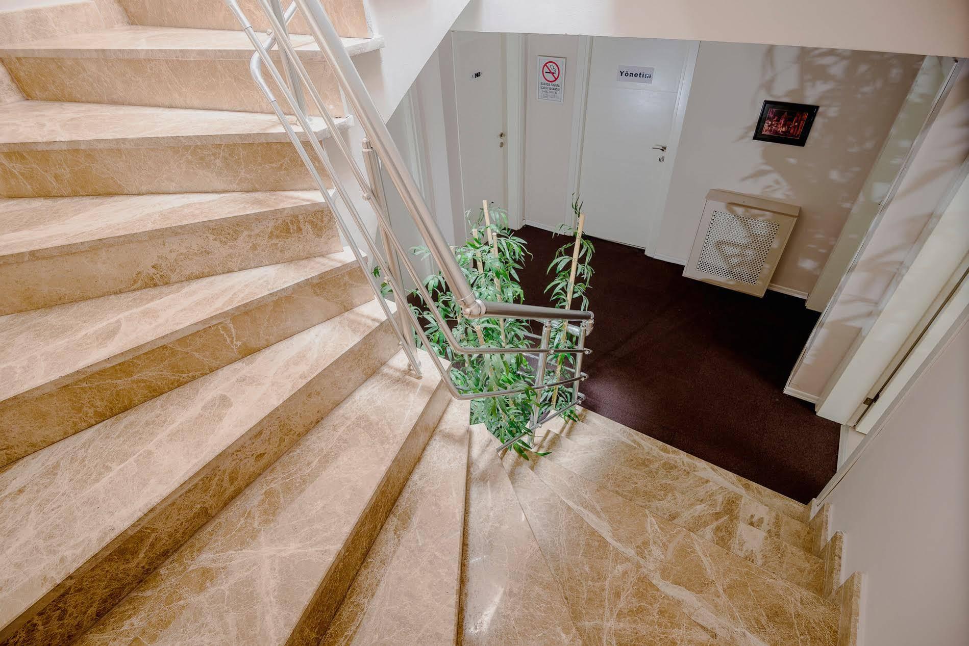 The Corner Inn Hotels By Suit إسكيشير المظهر الخارجي الصورة